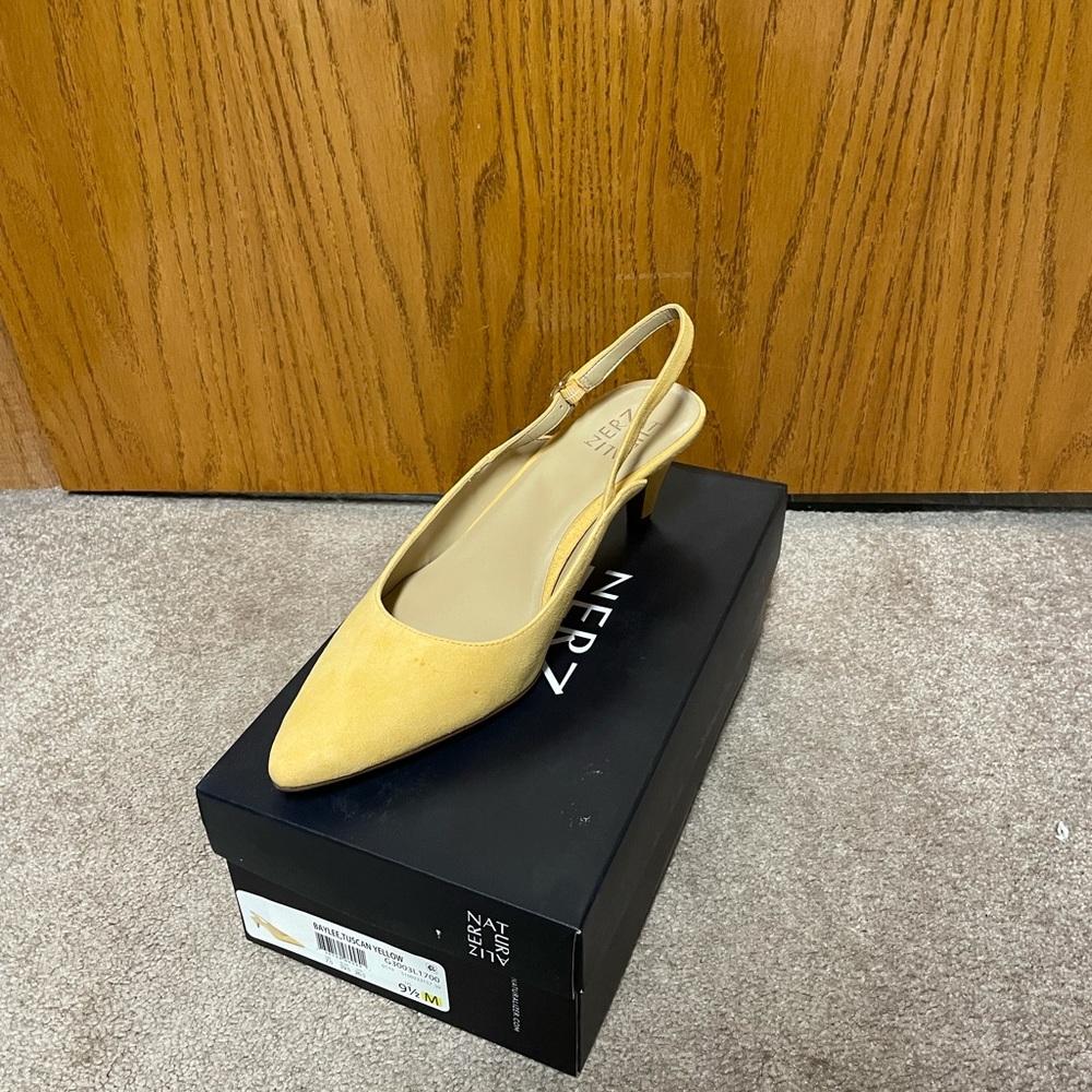 Naturalizer closed toe Tuscan Yellow Heel